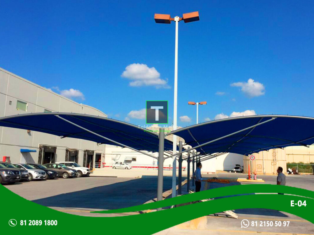 Arcos cantilever con malla sombra azul protegen autos en estacionamientos, combinan sombra, ventilación y diseño atractivo.