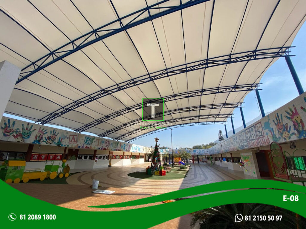 Patio Escolar con Tensoestructura de Membrana